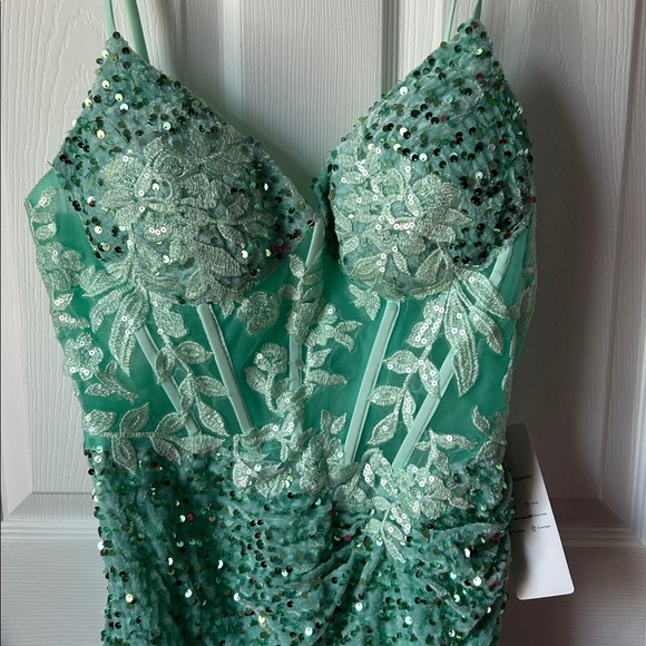 Stunning embroidered sequin stunner mini dress - Picture 2 of 9